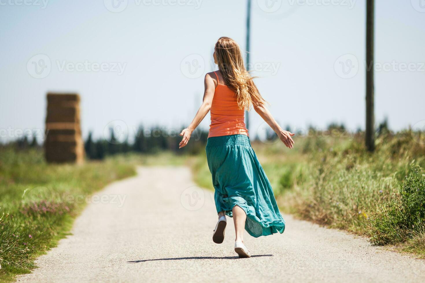 une femme sur le route photo