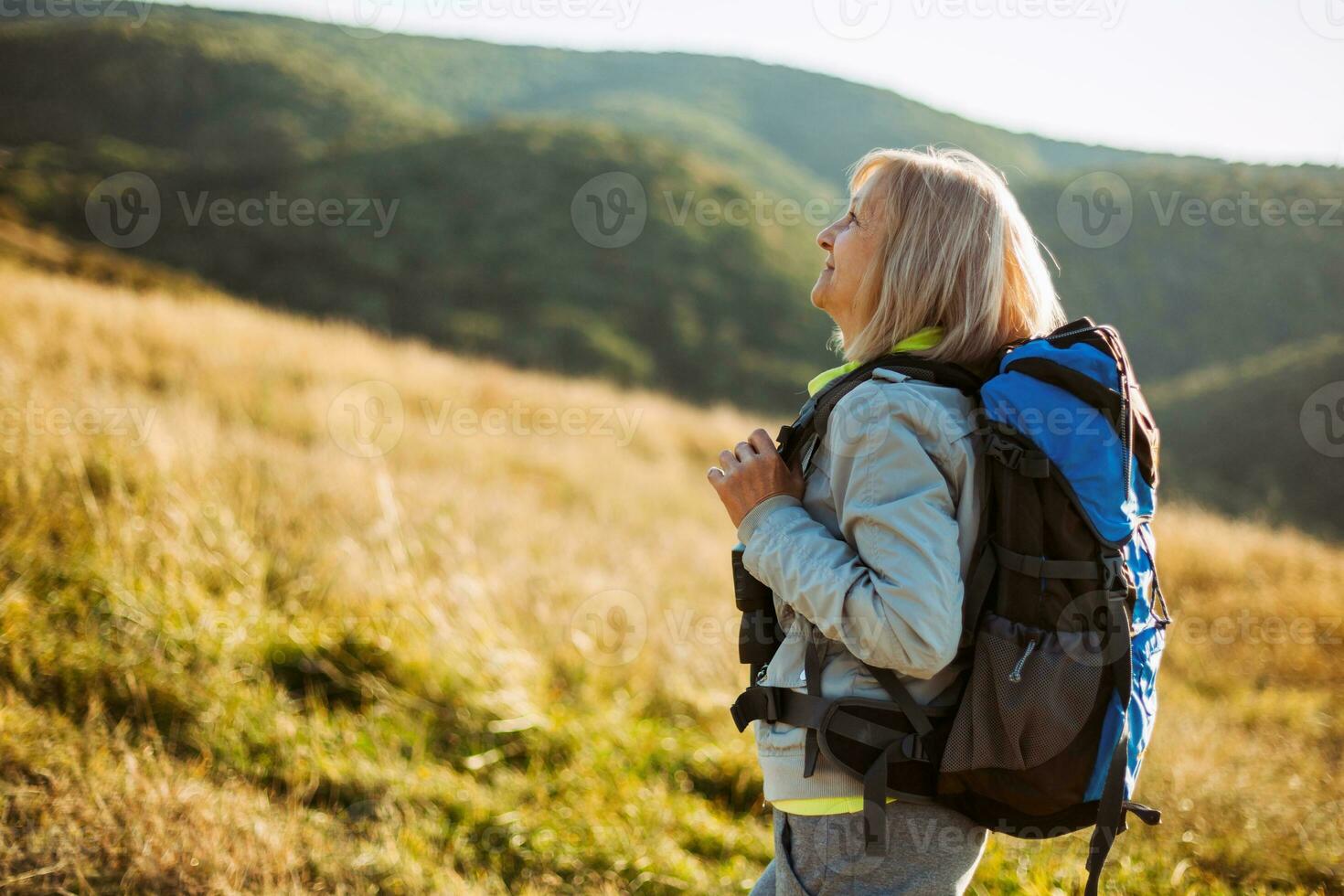 une Sénior femme randonnée photo