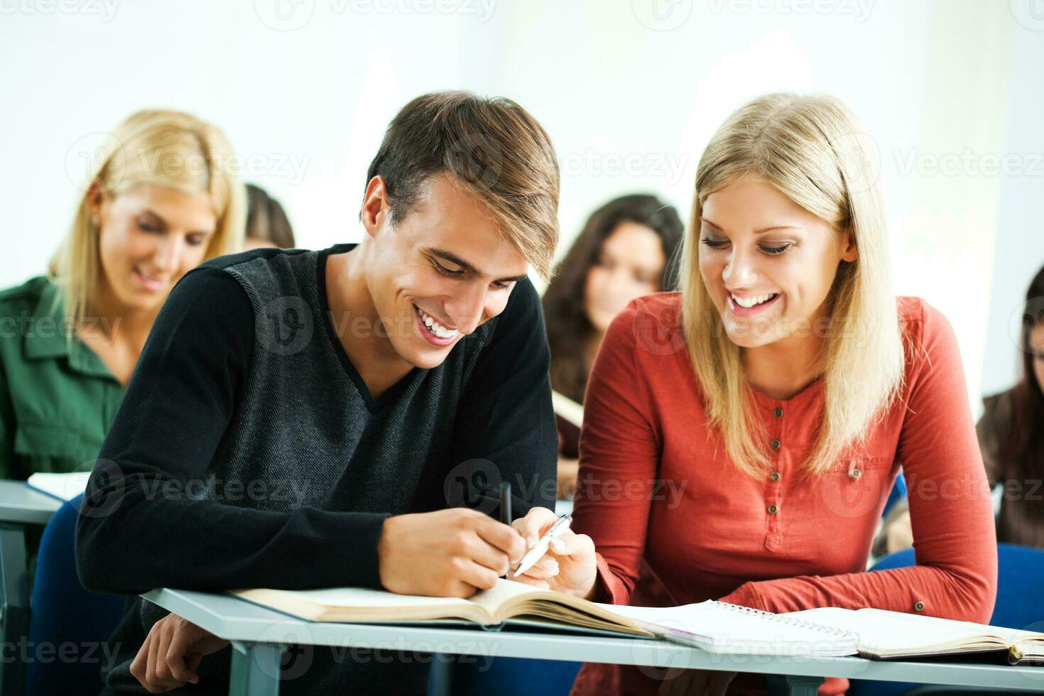 élèves dans une salle de cours photo