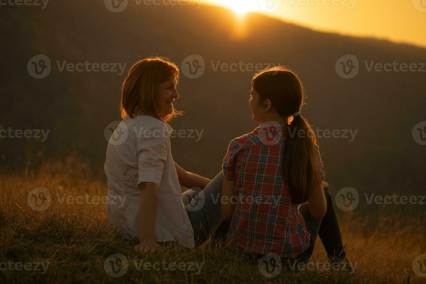 grand-mère et petite fille dépenses temps en plein air photo