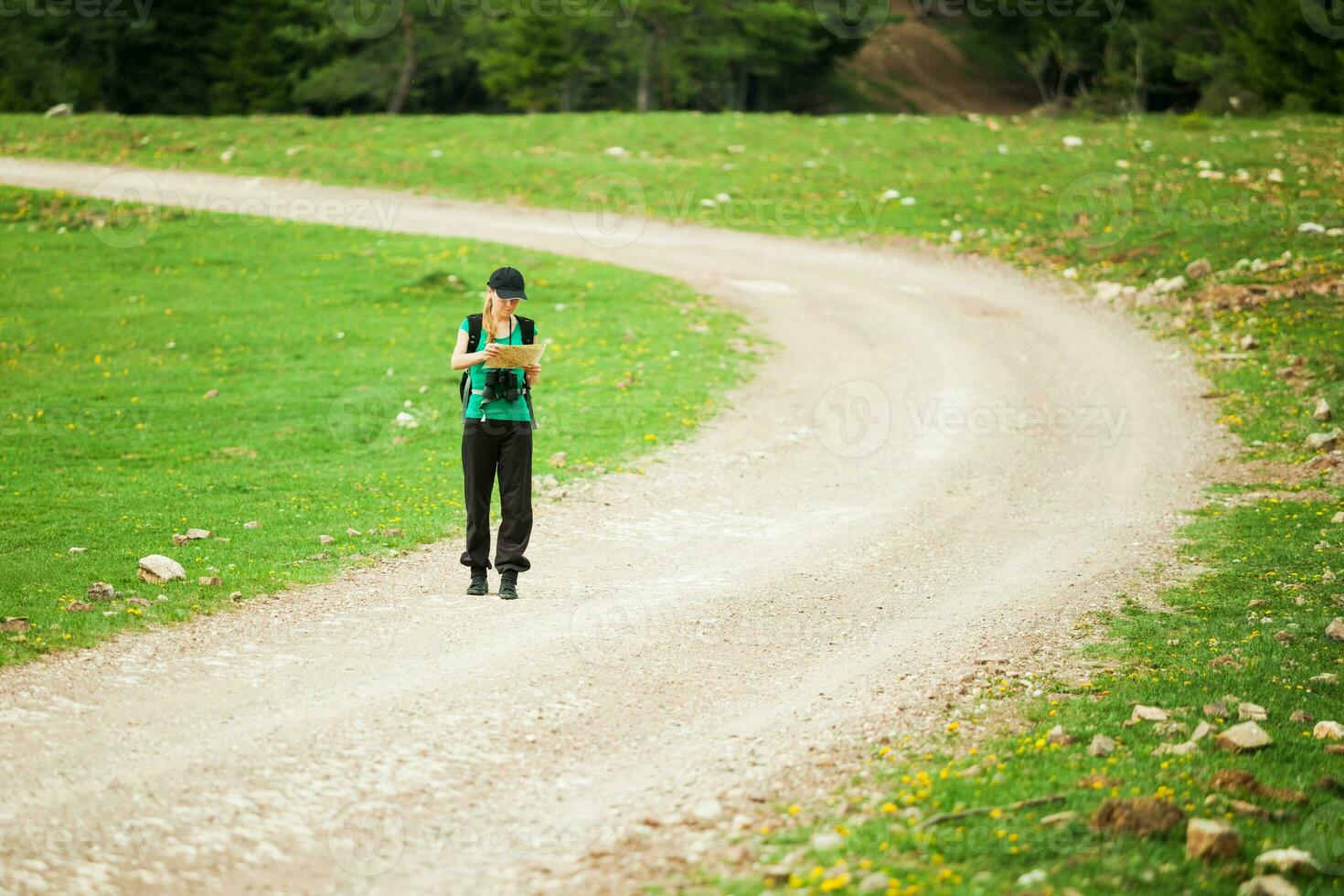 une femme randonnée photo