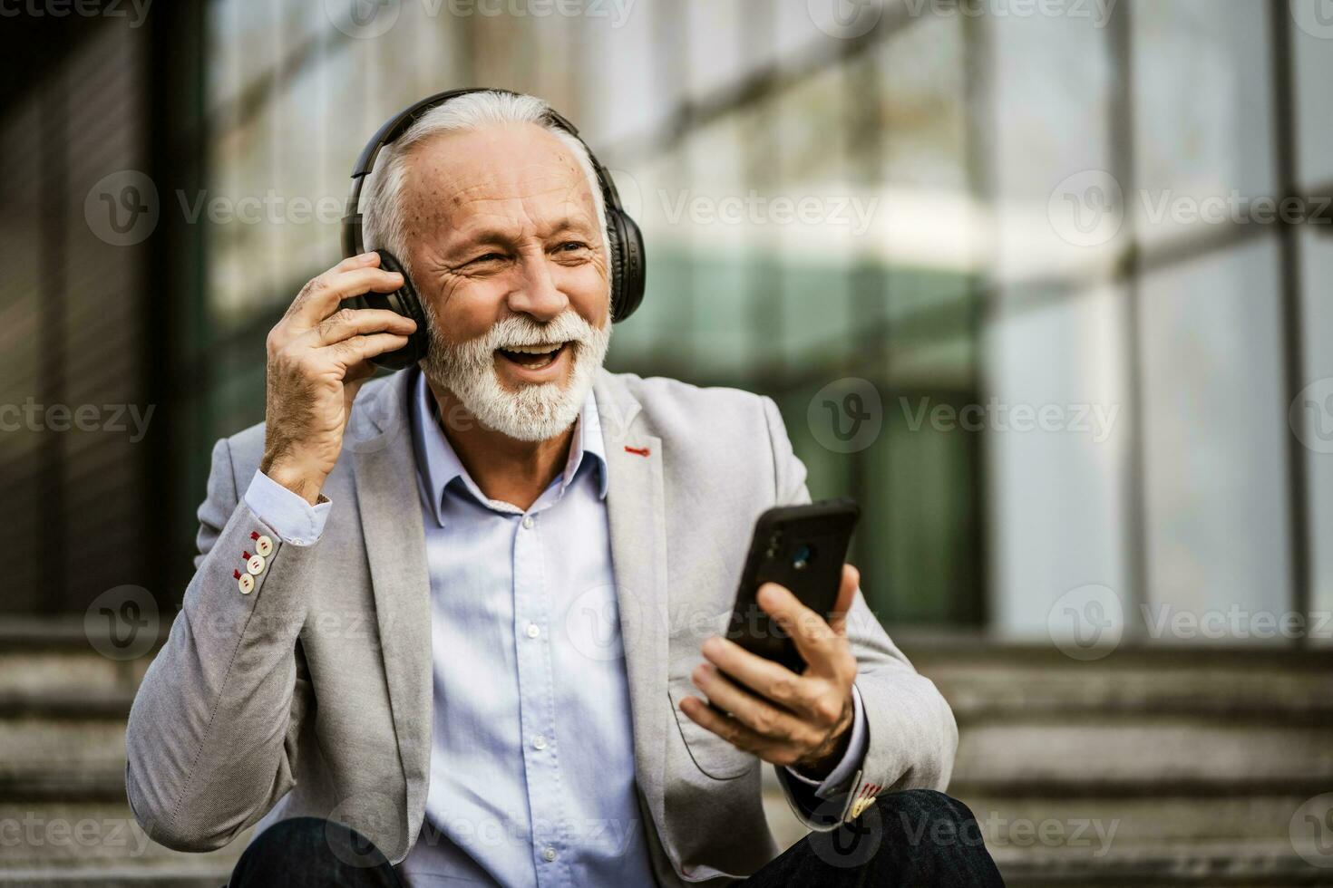 une Sénior homme écoute à la musique photo