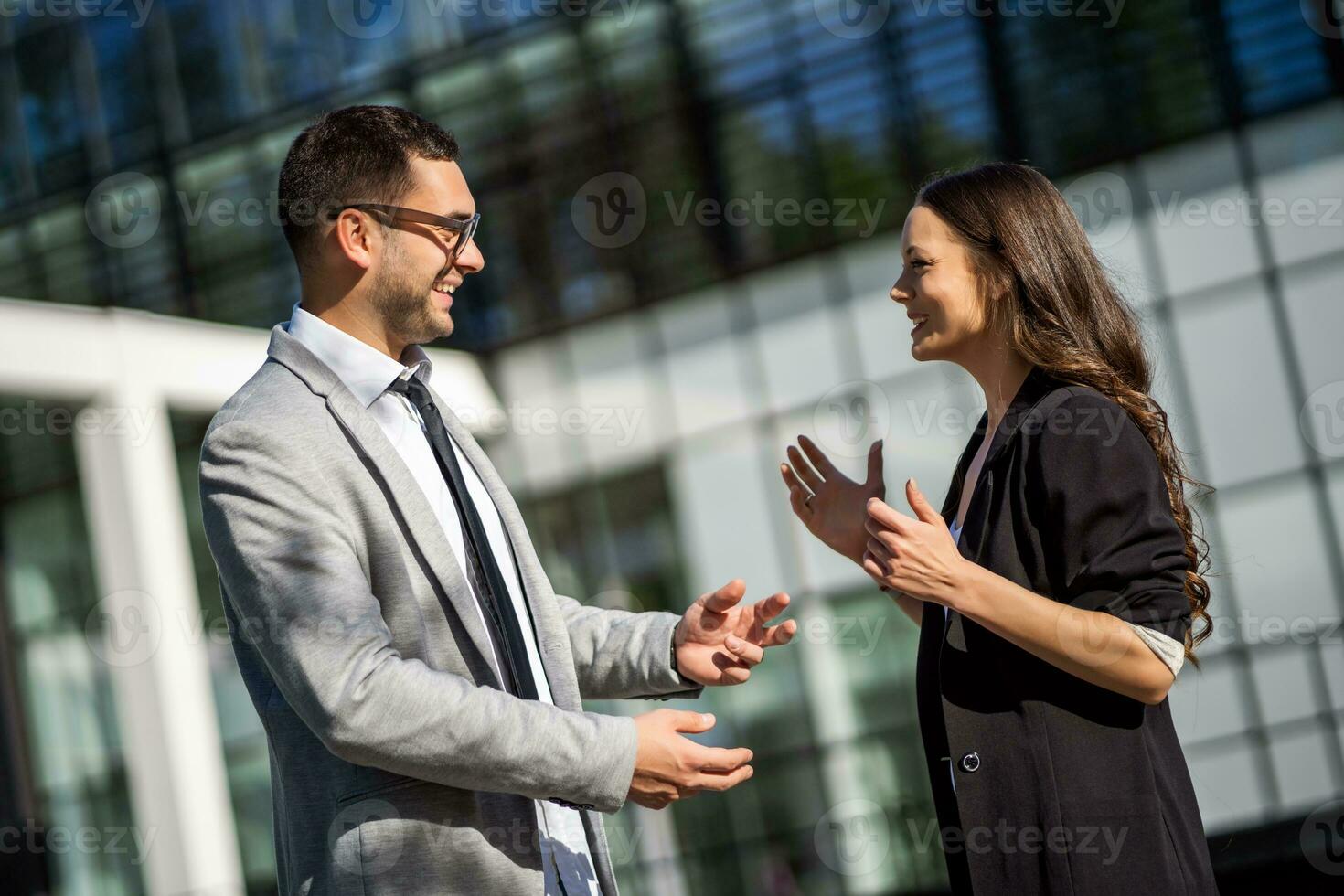 affaires collègues sont parlant à l'extérieur le entreprise bâtiment. photo