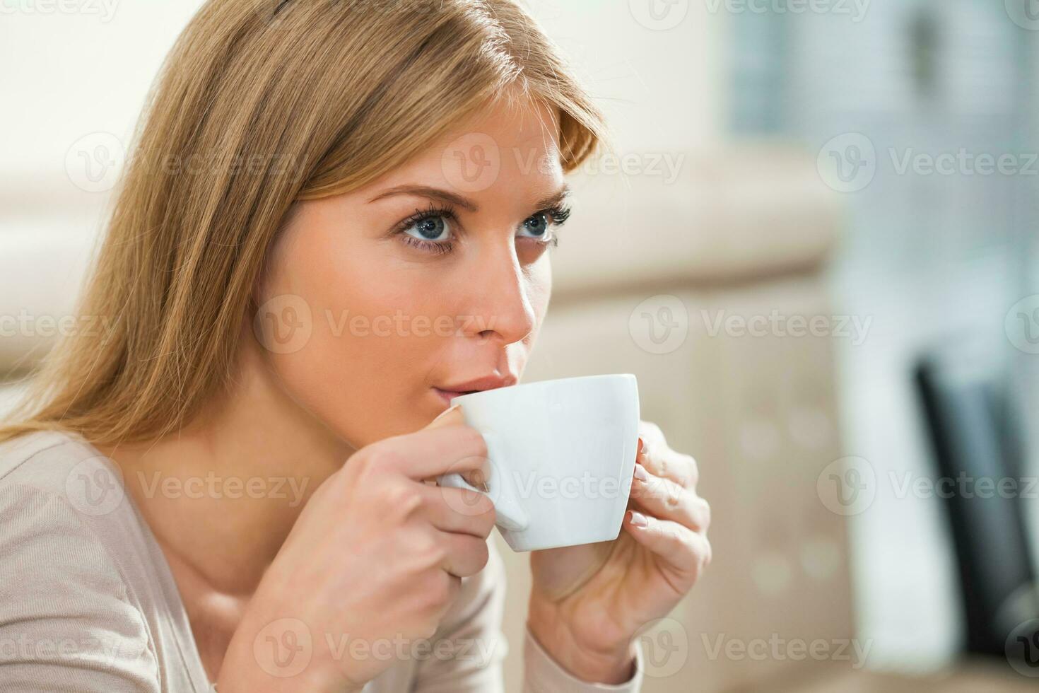 une femme en buvant café photo