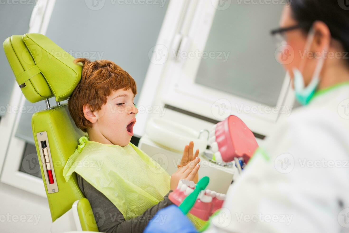 une enfant à le dentiste photo