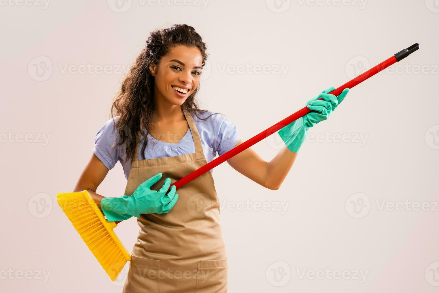 portrait de une professionnel Femme de ménage photo