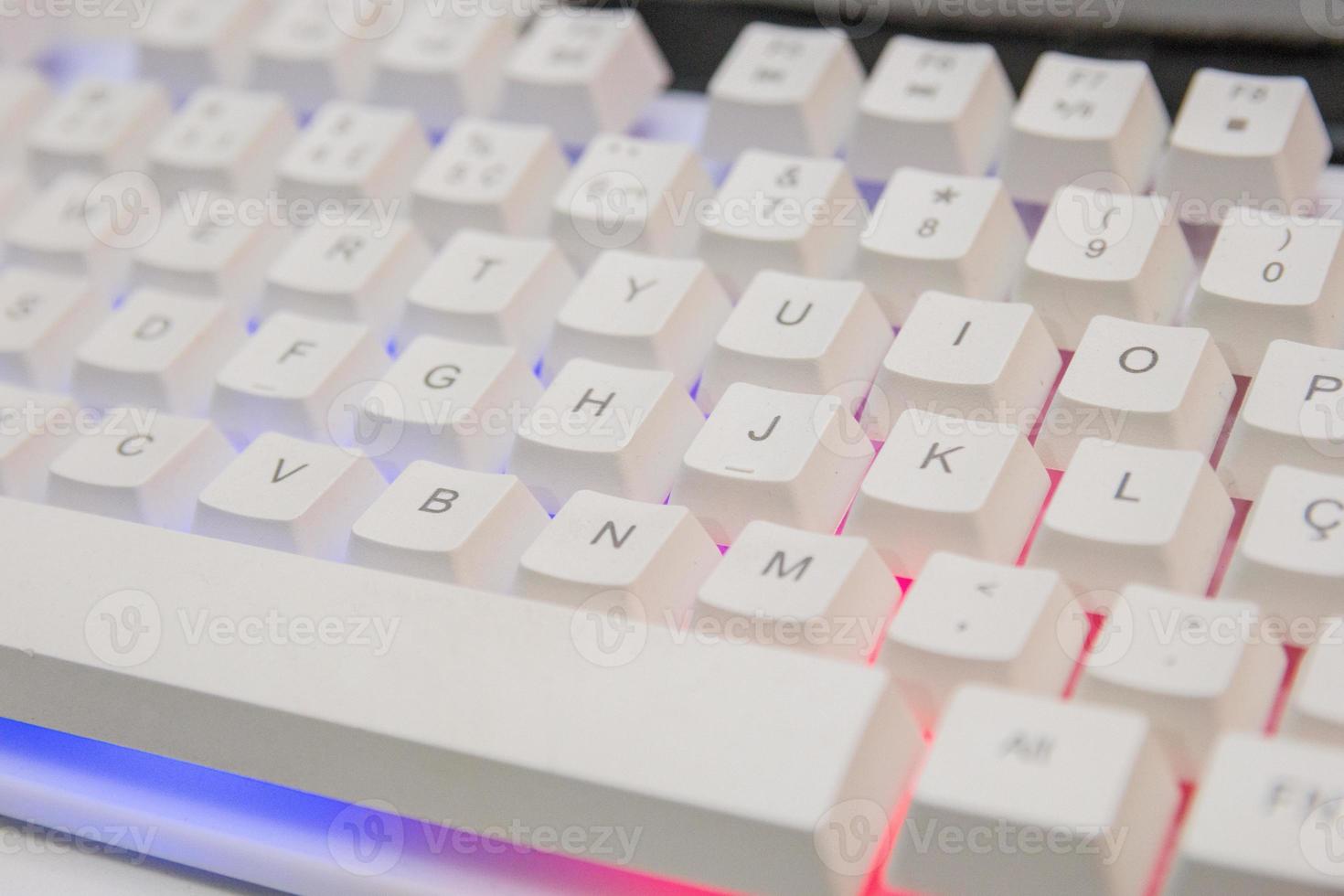 clavier gamer blanc avec lumières colorées photo