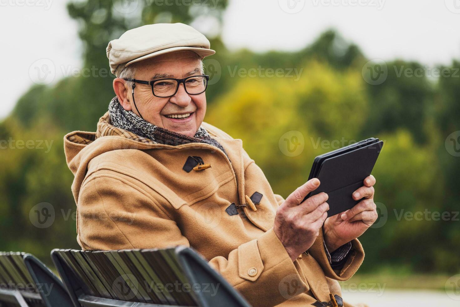 Extérieur portrait de une Sénior homme dans hiver manteau avec une