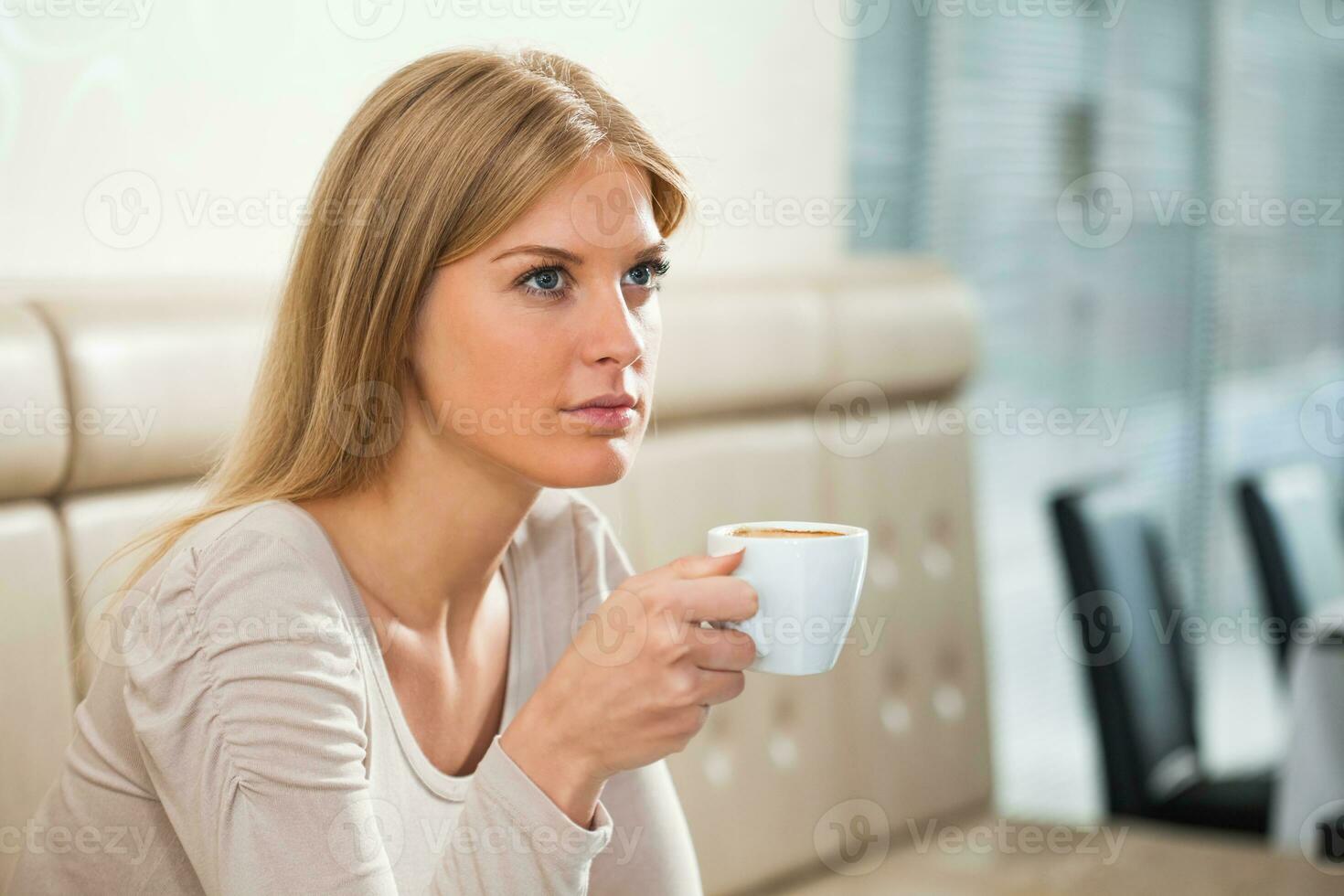 une femme en buvant café photo