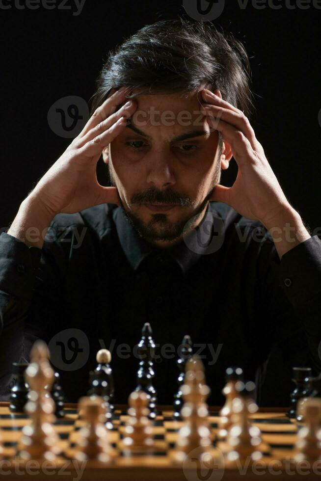 un homme jouant aux échecs photo