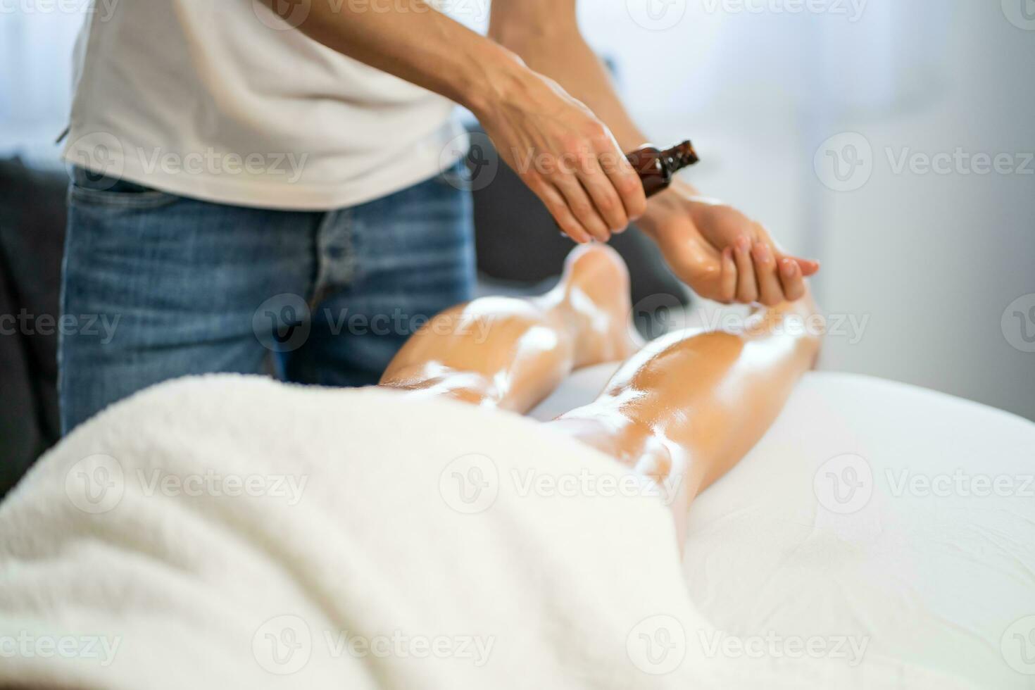 femme profiter une jambe massage photo