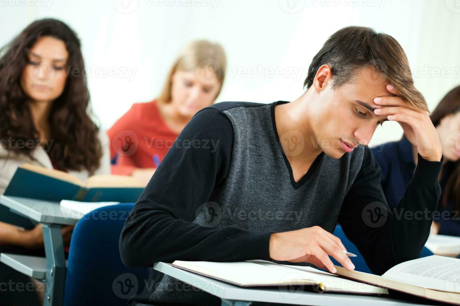 élèves dans une salle de cours photo