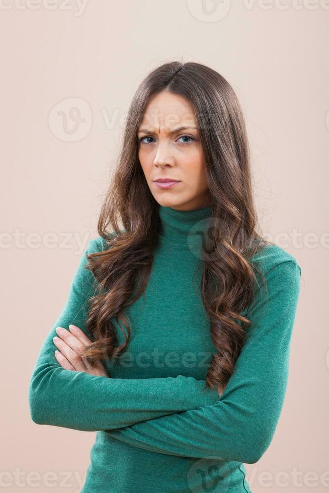 une femme avec une vert chemisier photo