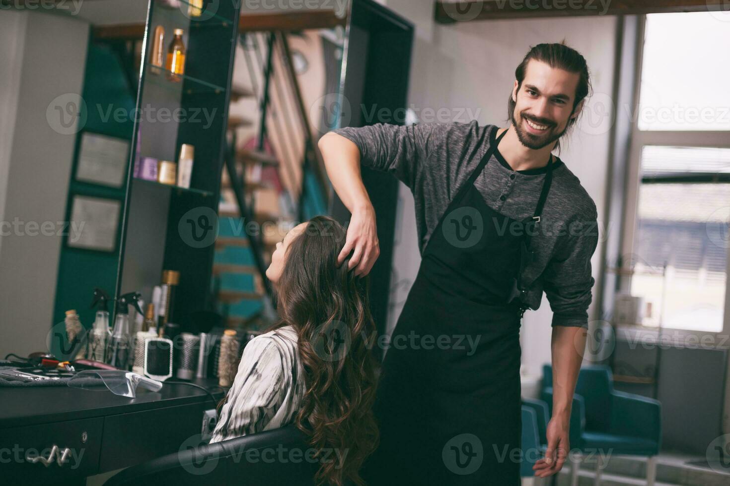 une femme à une cheveux salon photo