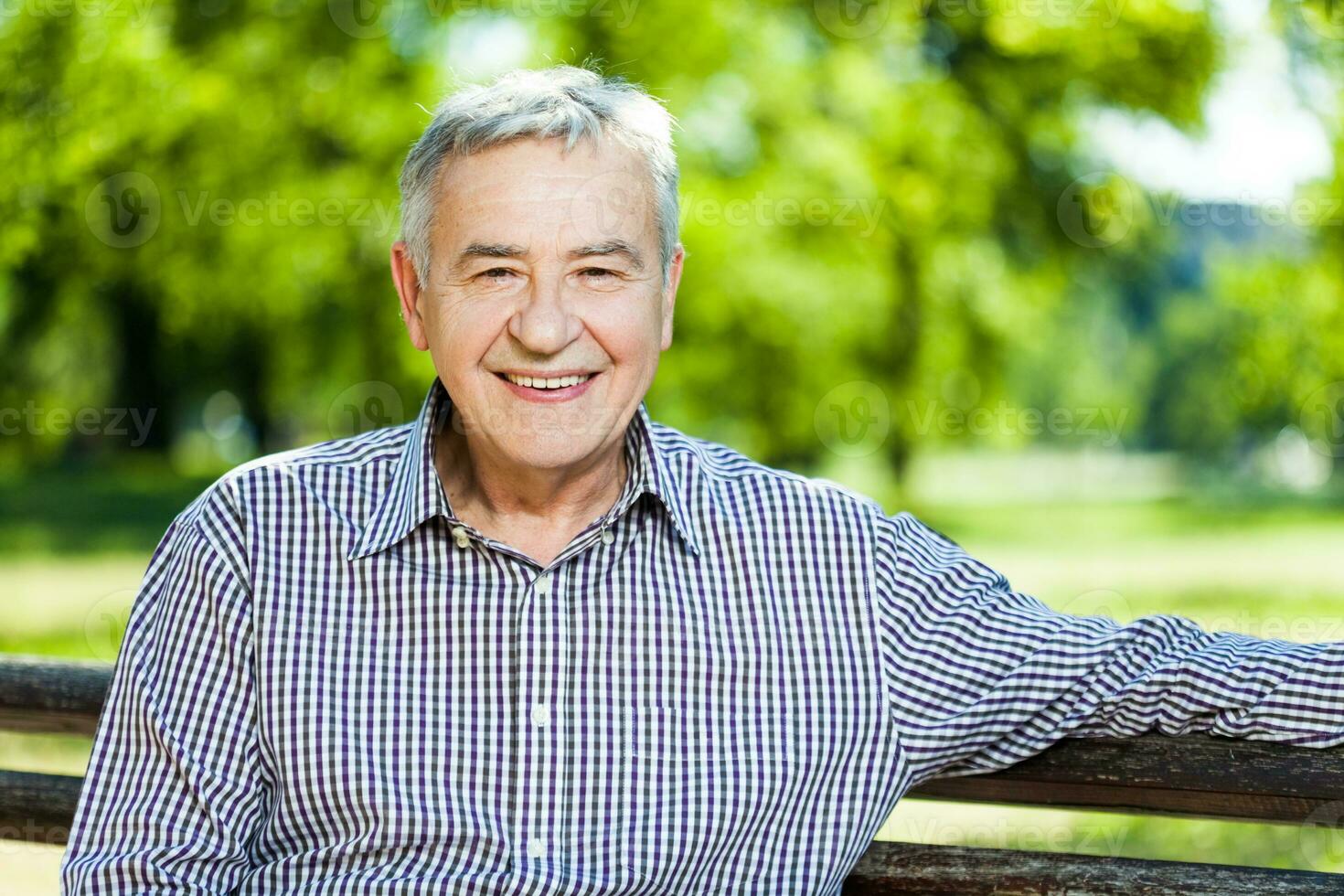 portrait de une Sénior homme sur le parc photo