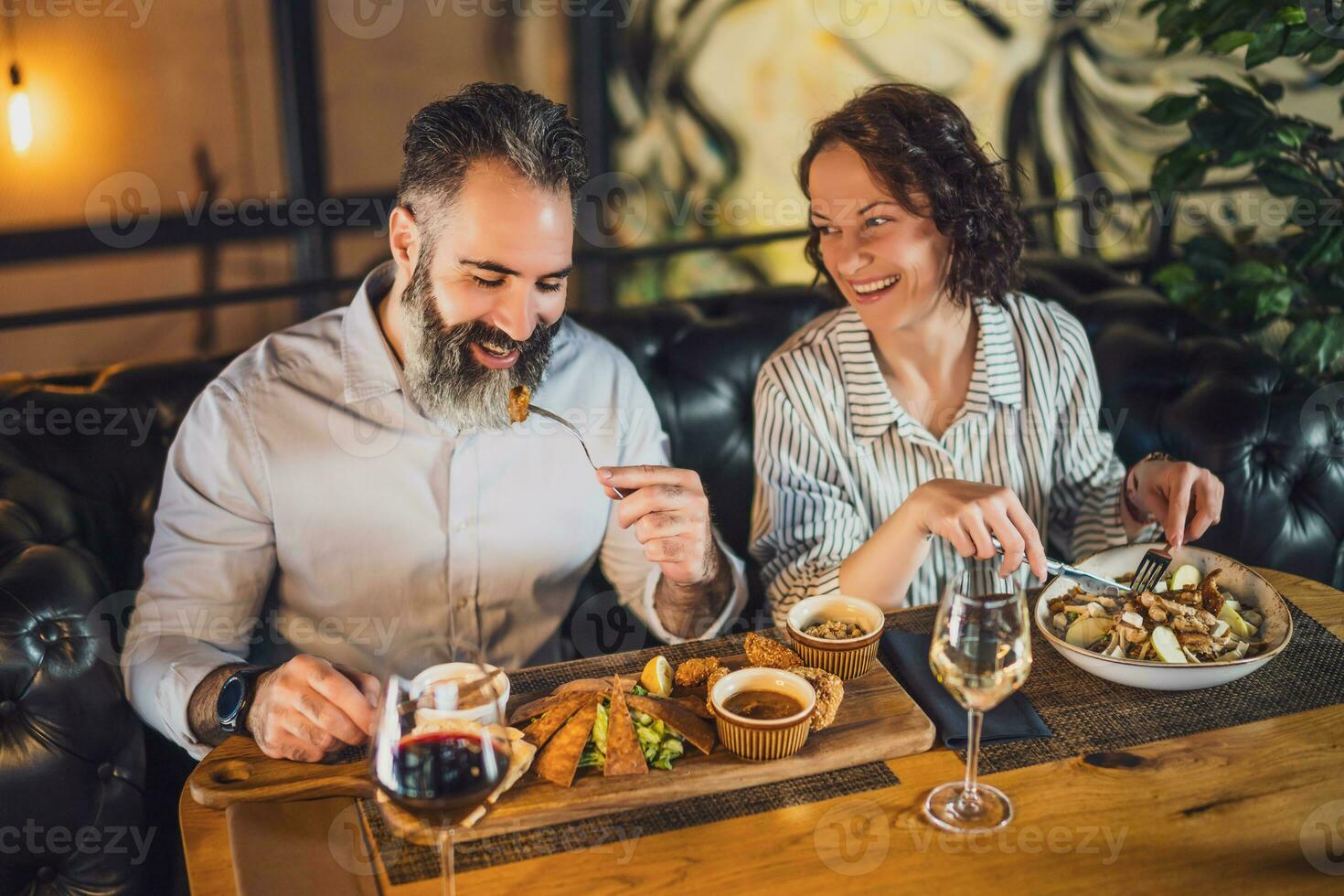 une couple ayant dîner photo