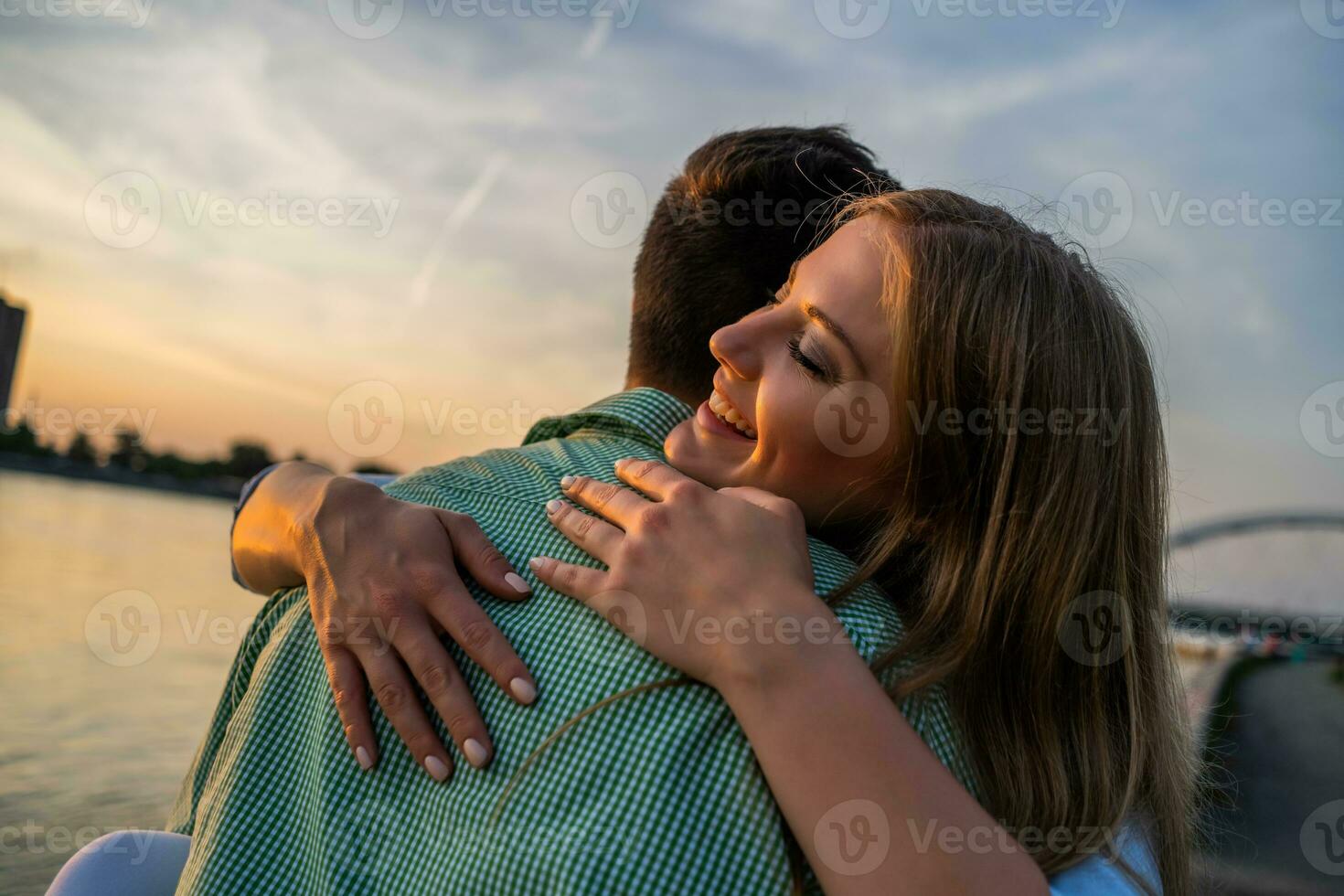 une Jeune couple plus de le le coucher du soleil photo