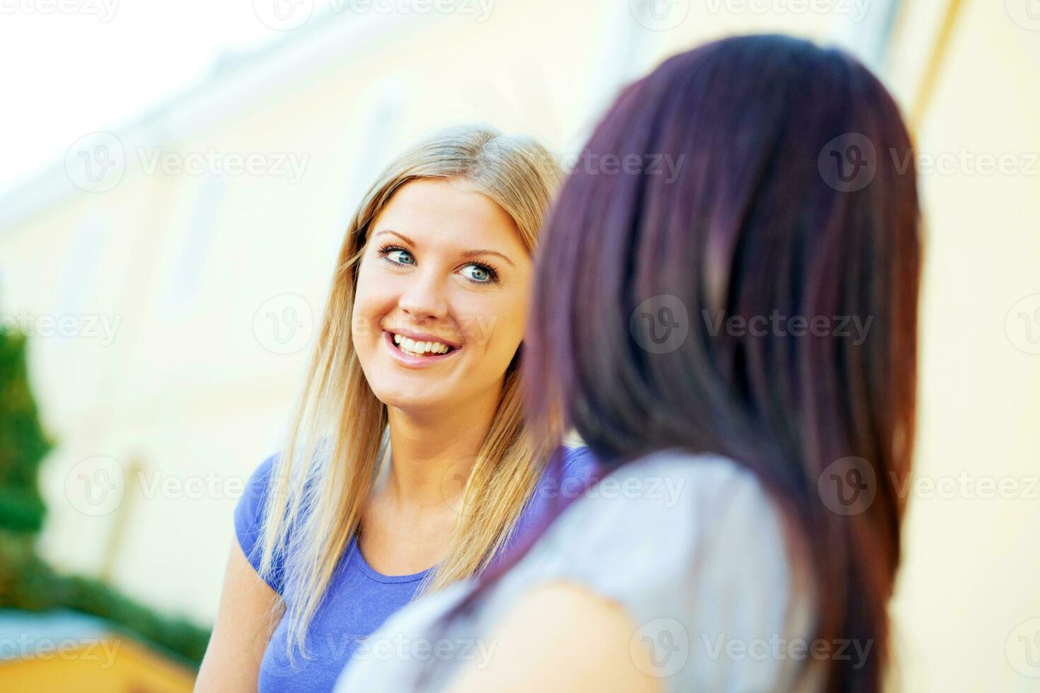 copains parlant en plein air photo