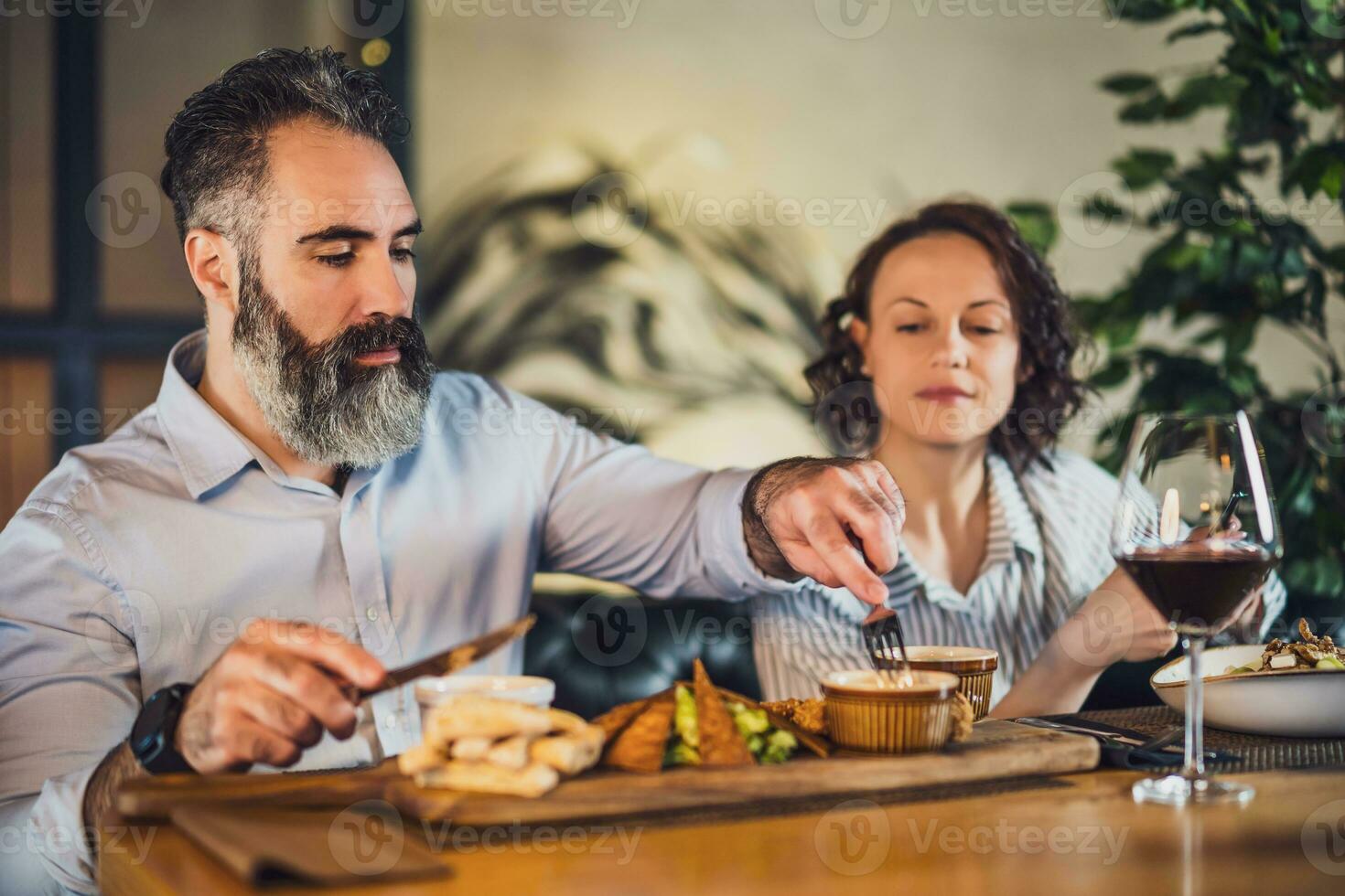 une couple ayant dîner photo