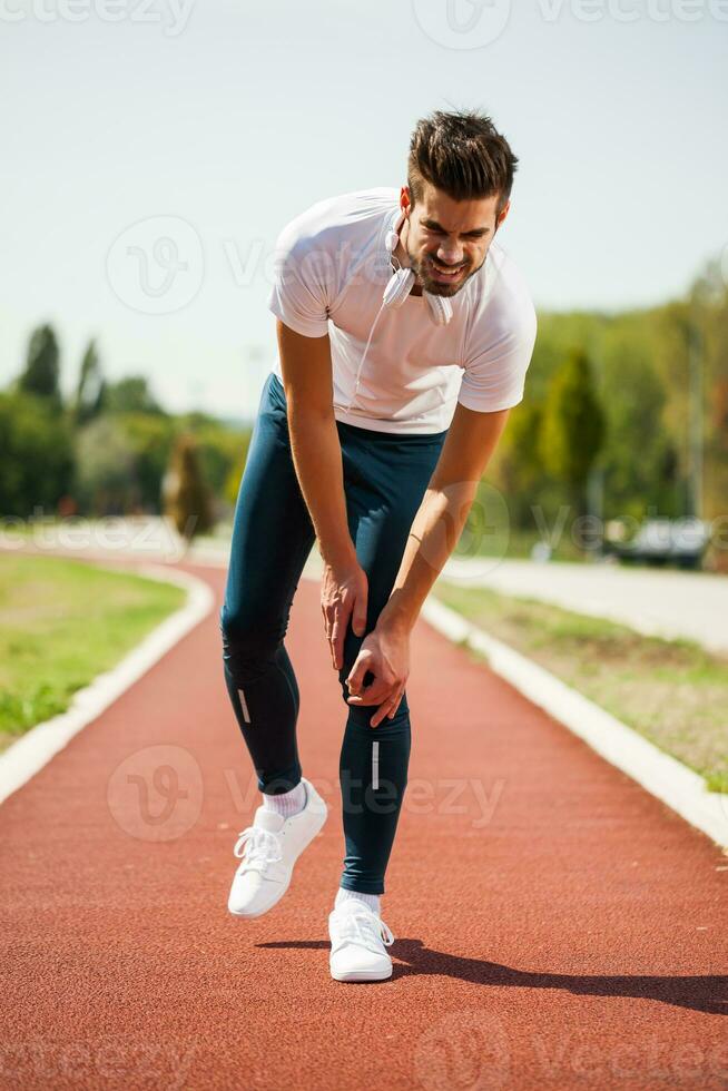 une homme sur une fonctionnement Piste photo