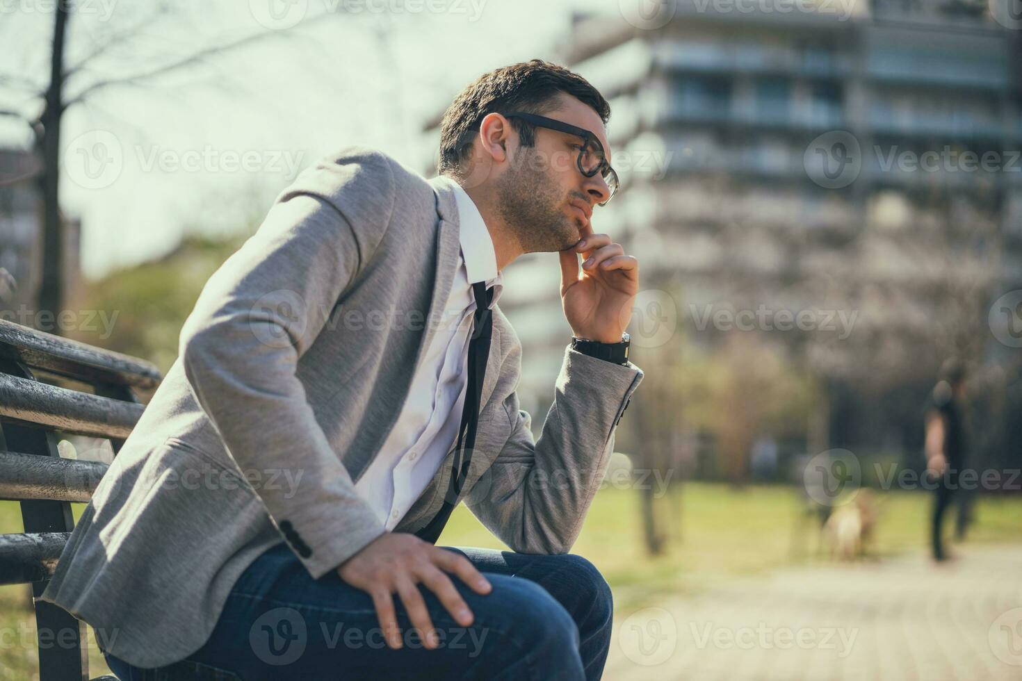 une homme d'affaire séance sur une parc banc photo