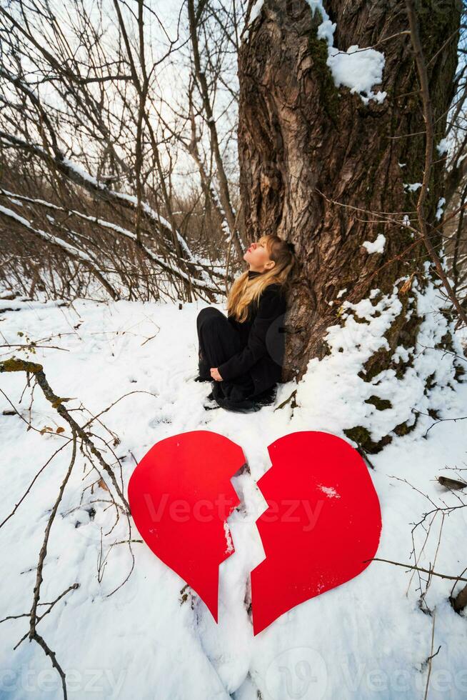 navré Jeune blond femme sur le forêt photo