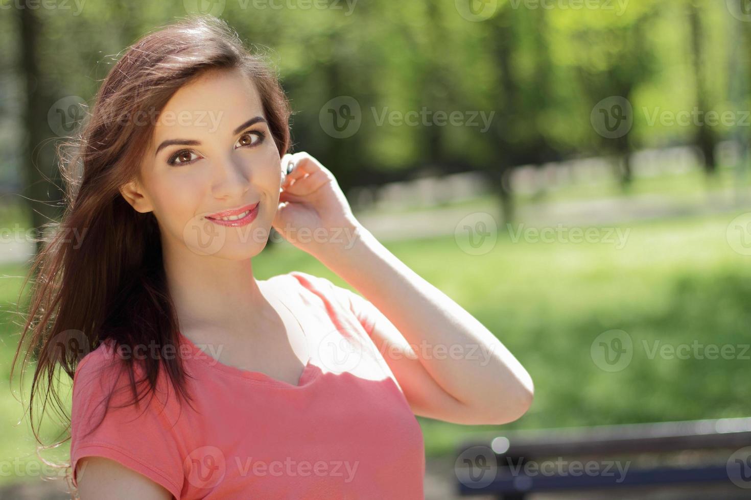 femme heureuse dans le parc photo