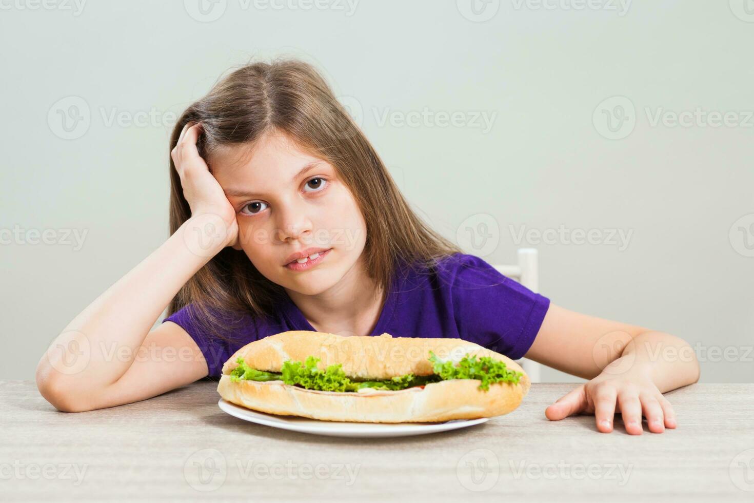 une fille en mangeant une sandwich photo