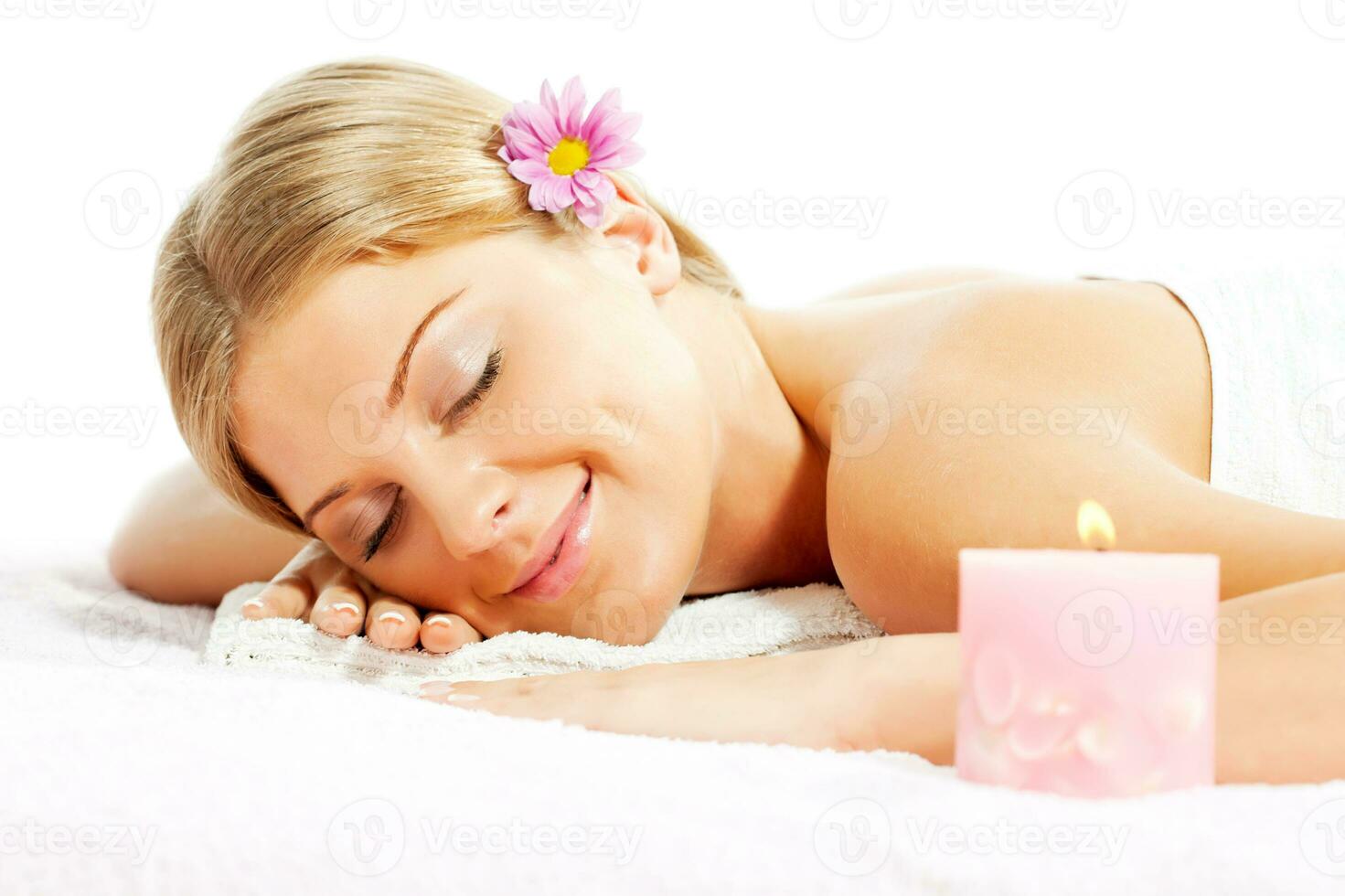 Jeune femme relaxant après massage sur spa traitement photo