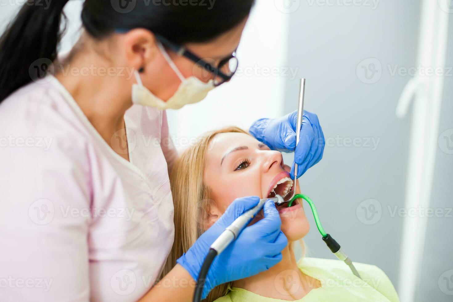 une femme à le dentiste photo