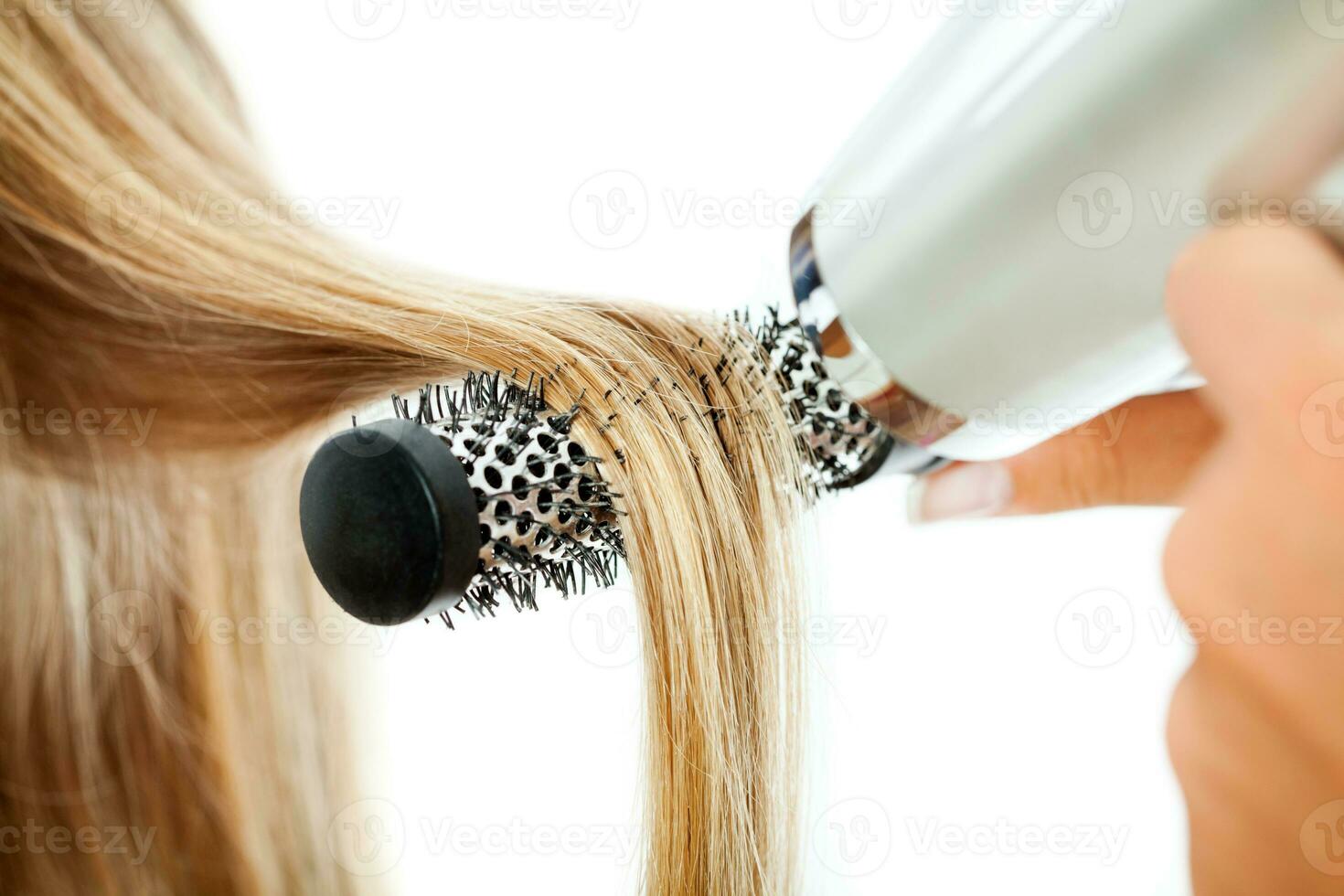 une femme prise se soucier de sa cheveux photo