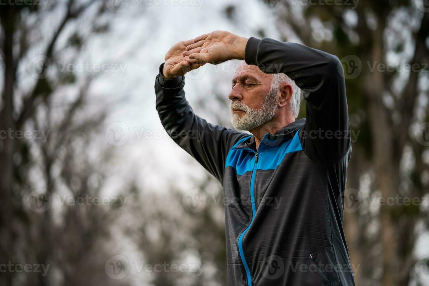 une Sénior homme Faire physique des exercices photo