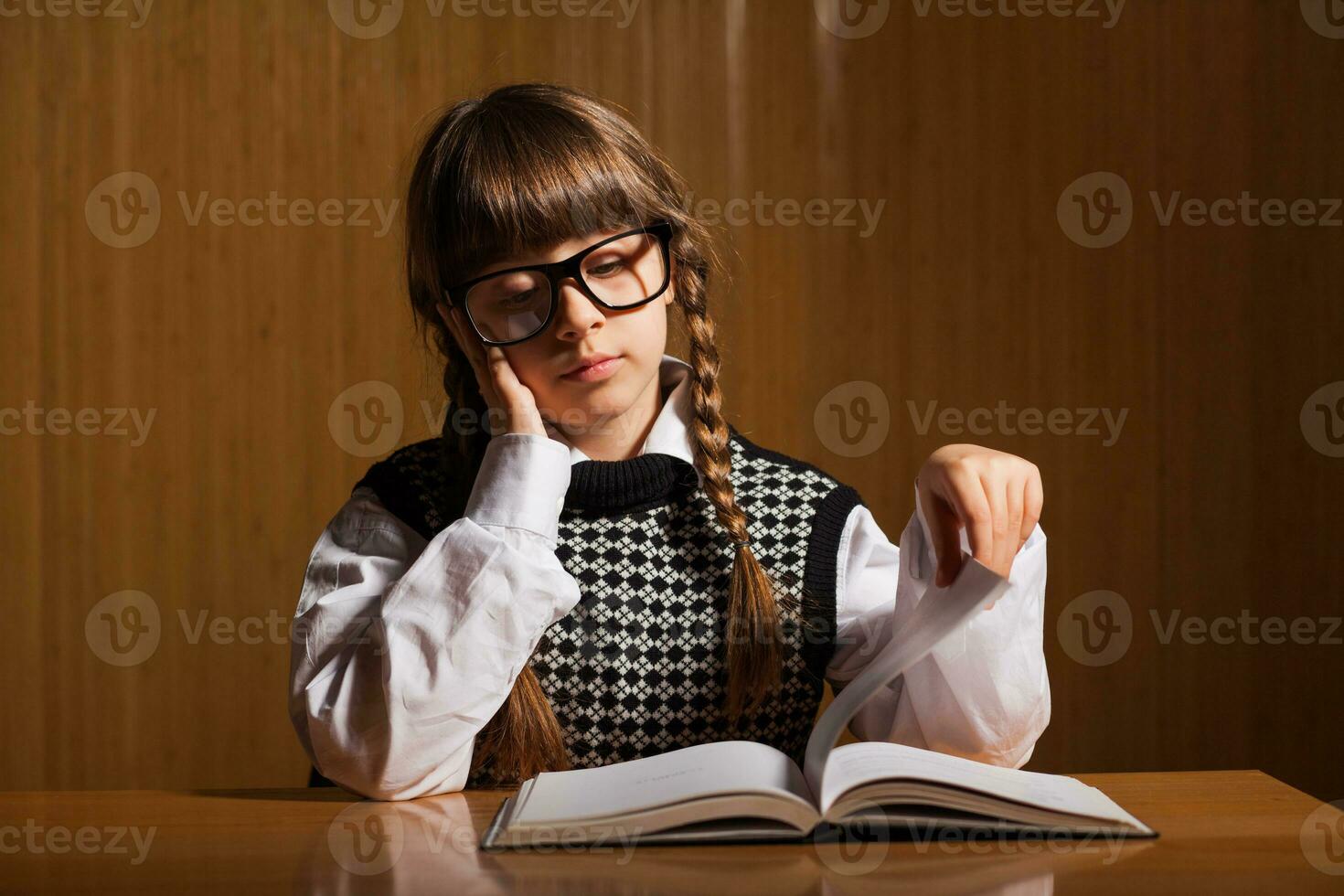 une fille qui pièces le rôle de une secrétaire photo