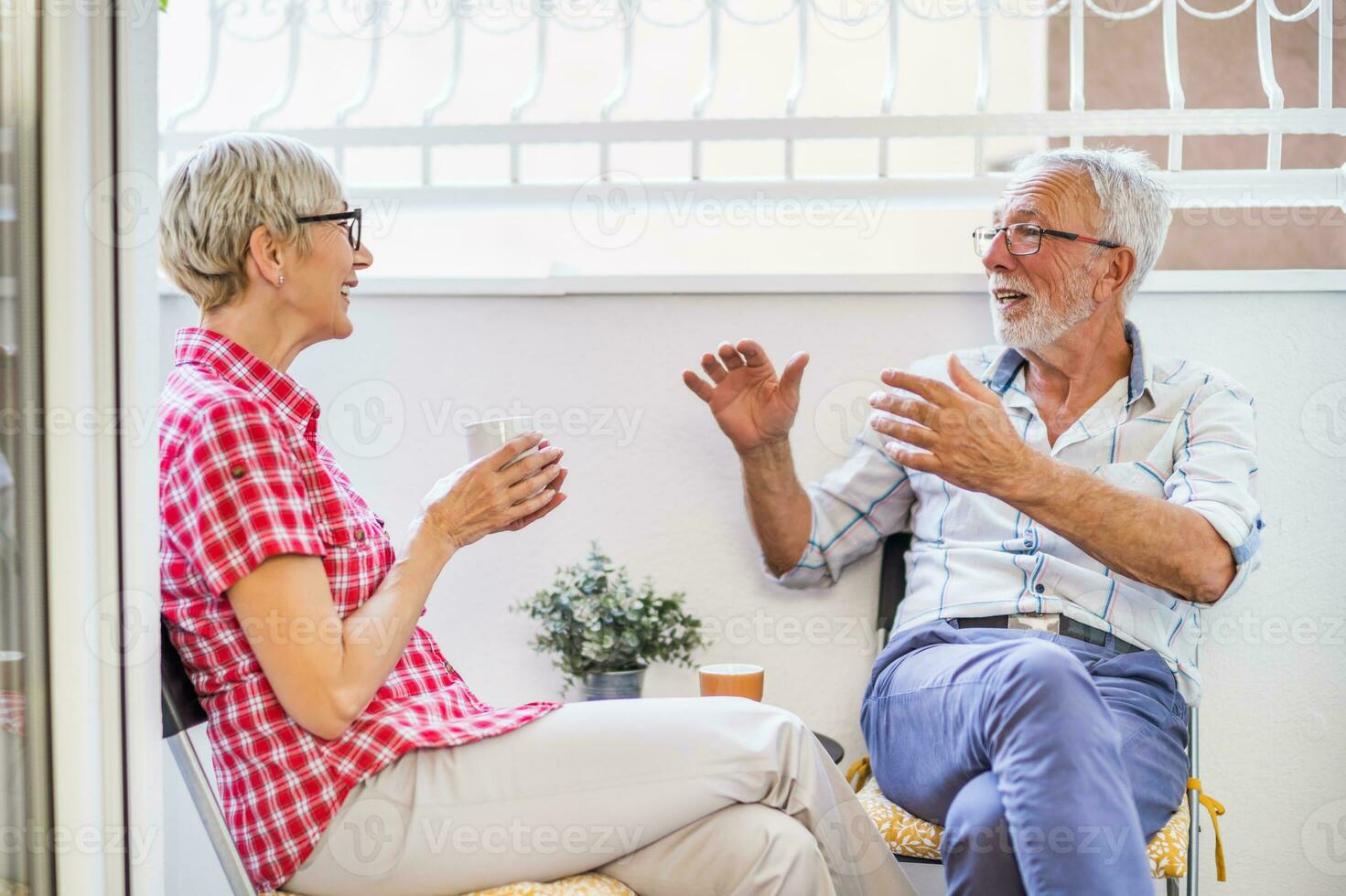 une couple de les personnes âgées ayant une discussion photo