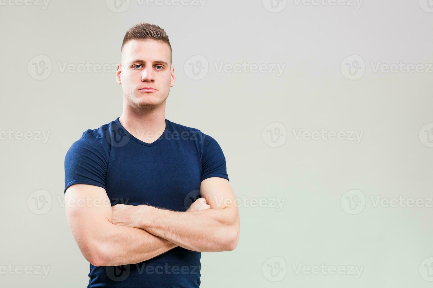 portrait de une homme dans bleu T-shirt photo