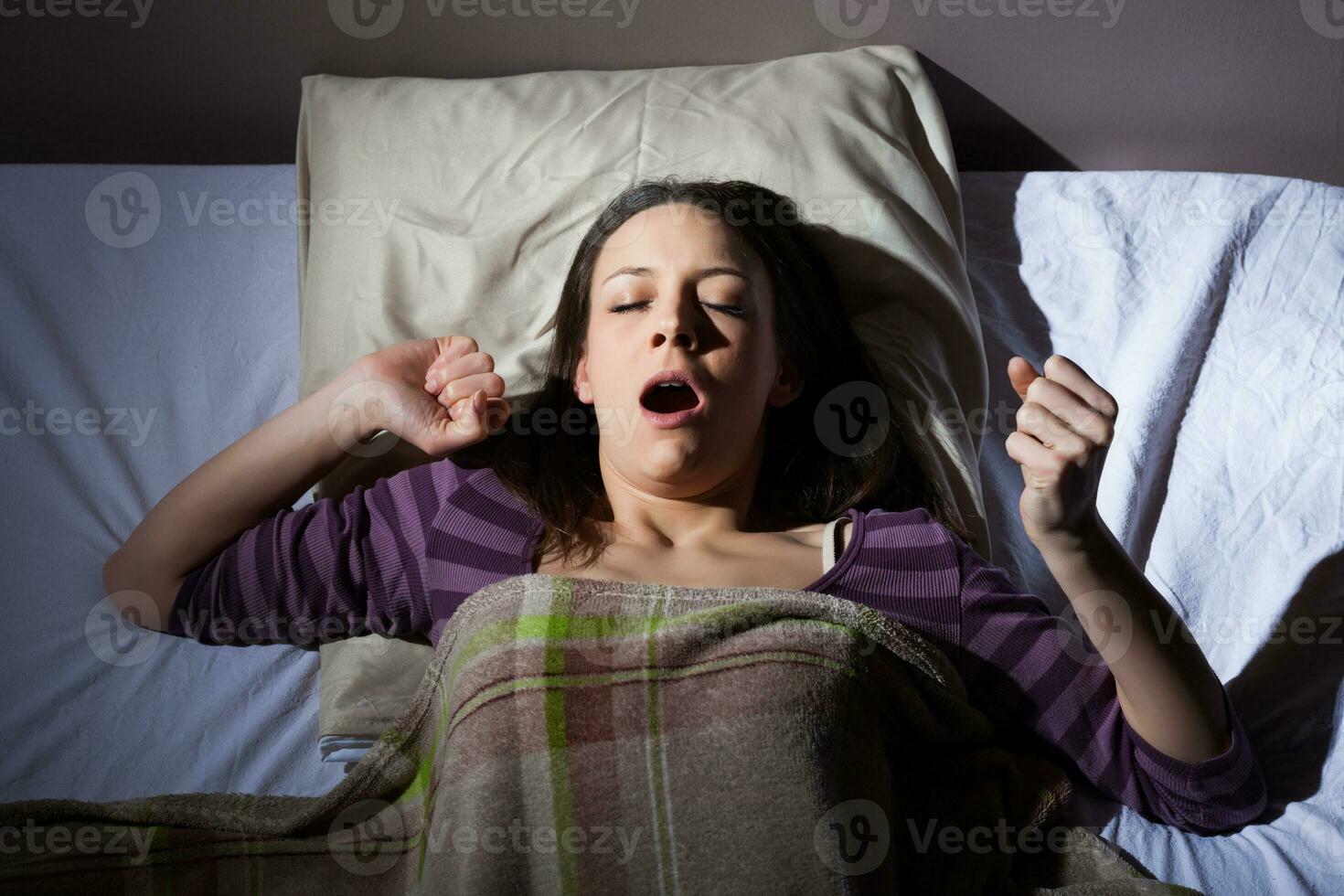une Jeune femme repos dans le lit photo