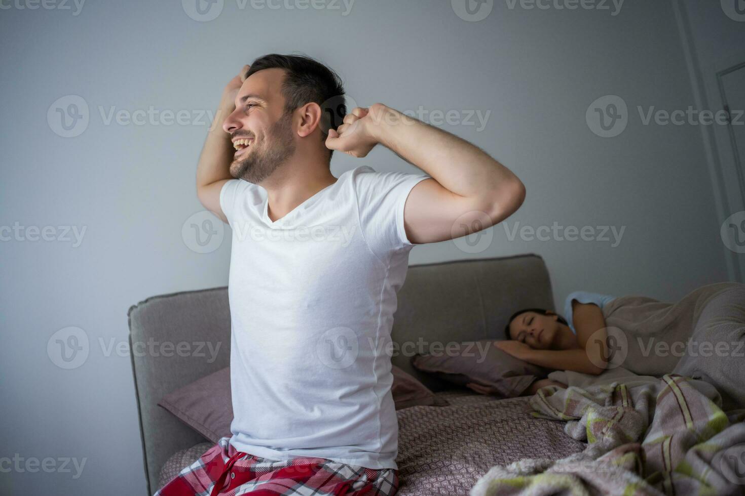 une homme qui se réveille en haut dans le Matin photo