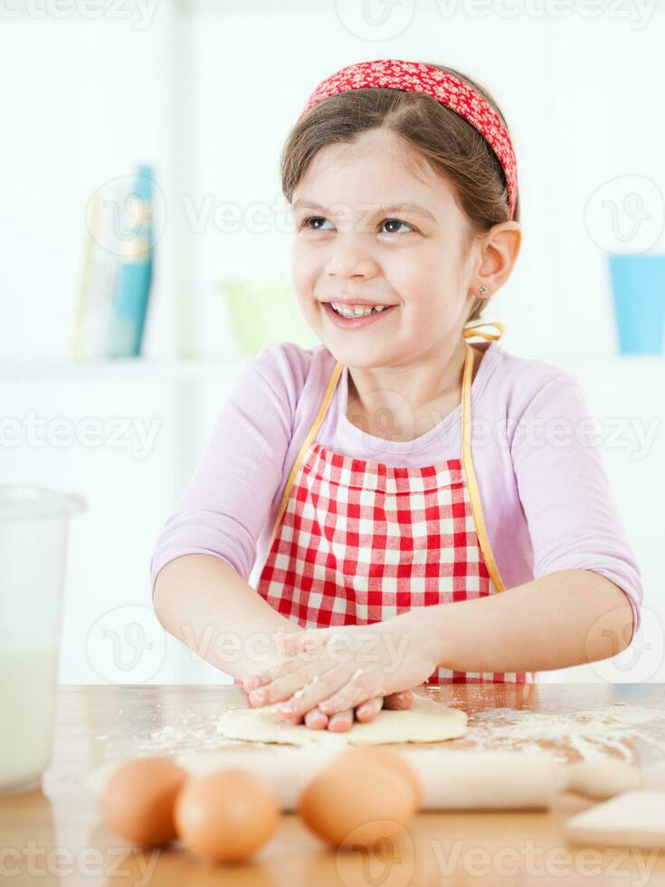 une Jeune fille cuisine photo