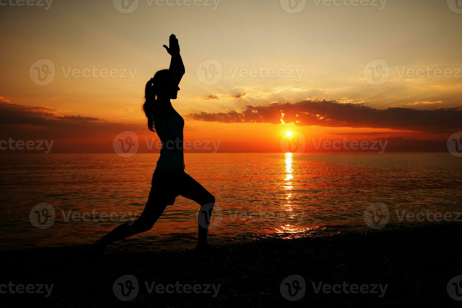 une femme à le plage Faire yoga photo