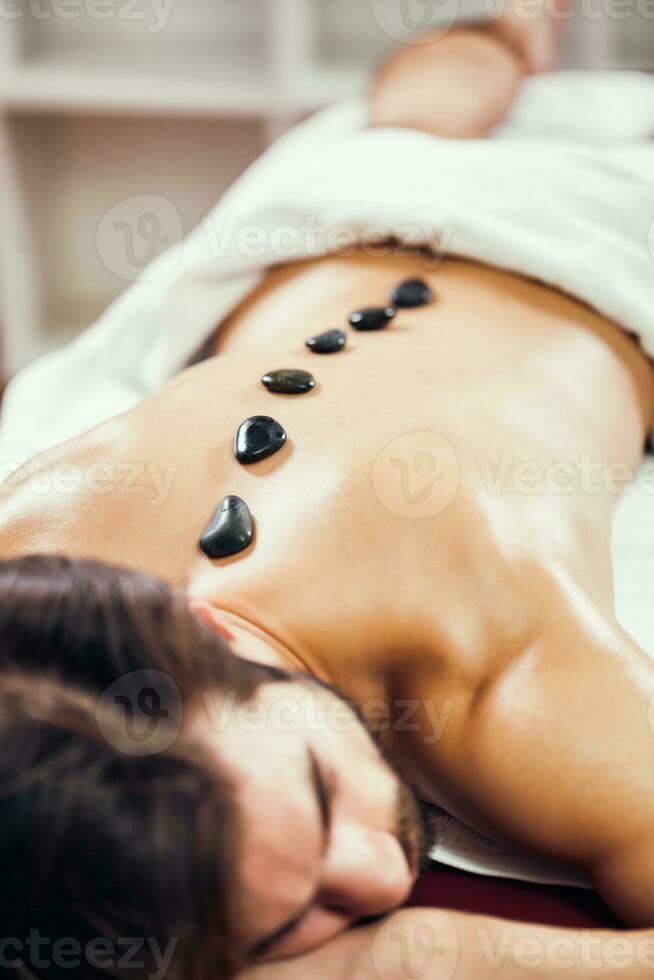 une homme avoir une massage photo