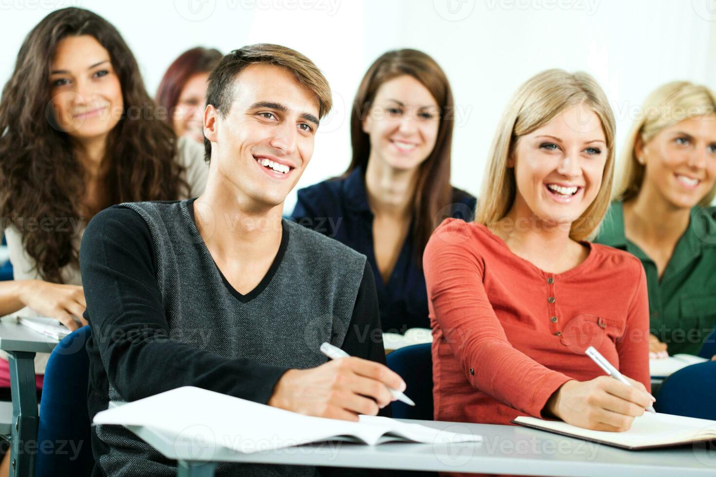 élèves dans une salle de cours photo