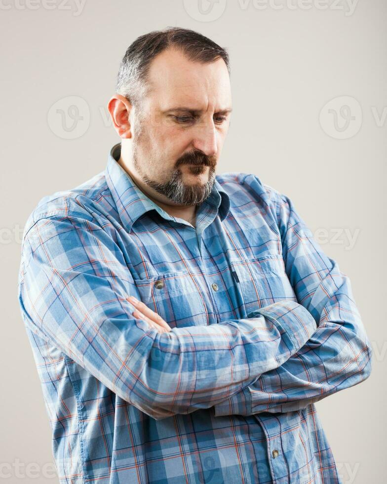 portrait de une homme avec bleu plaid chemise photo