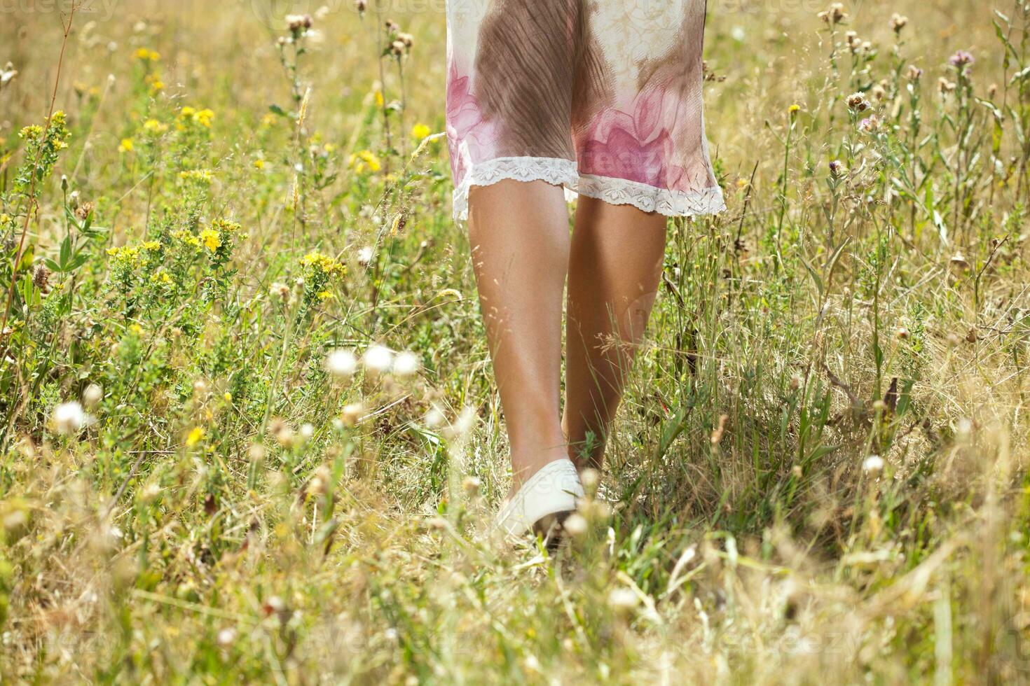 une femme dans une champ photo