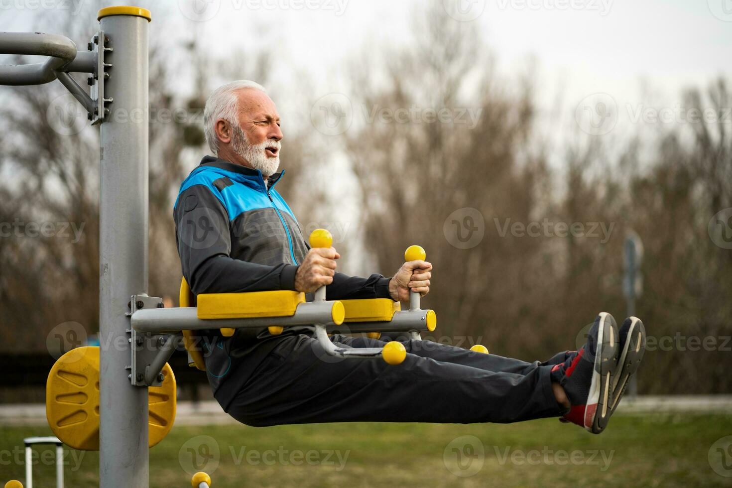 une Sénior homme Faire physique des exercices photo