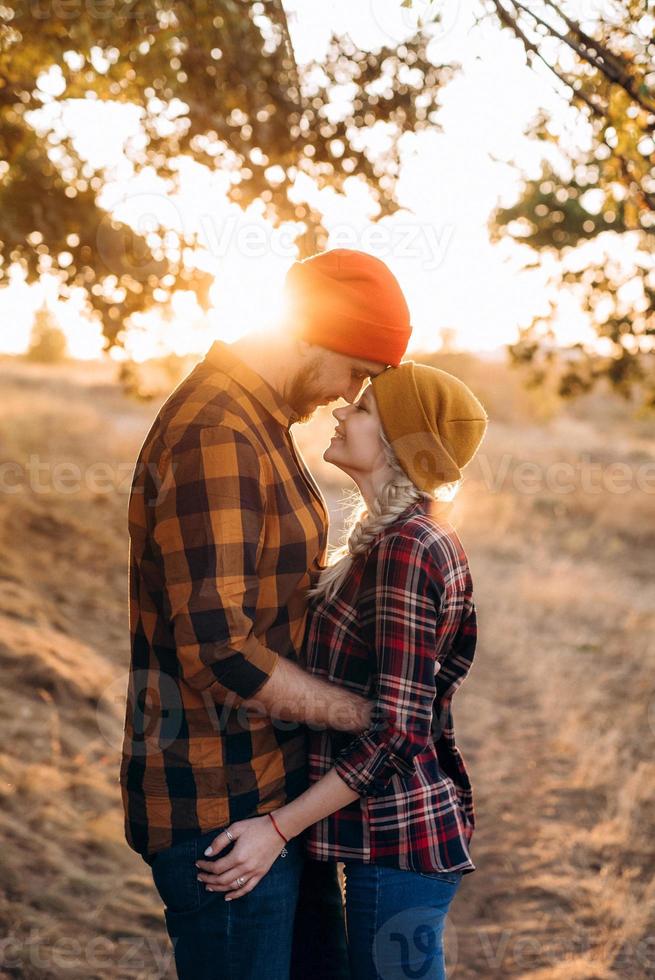 joyeux gars et fille sur une promenade dans des chapeaux tricotés lumineux photo