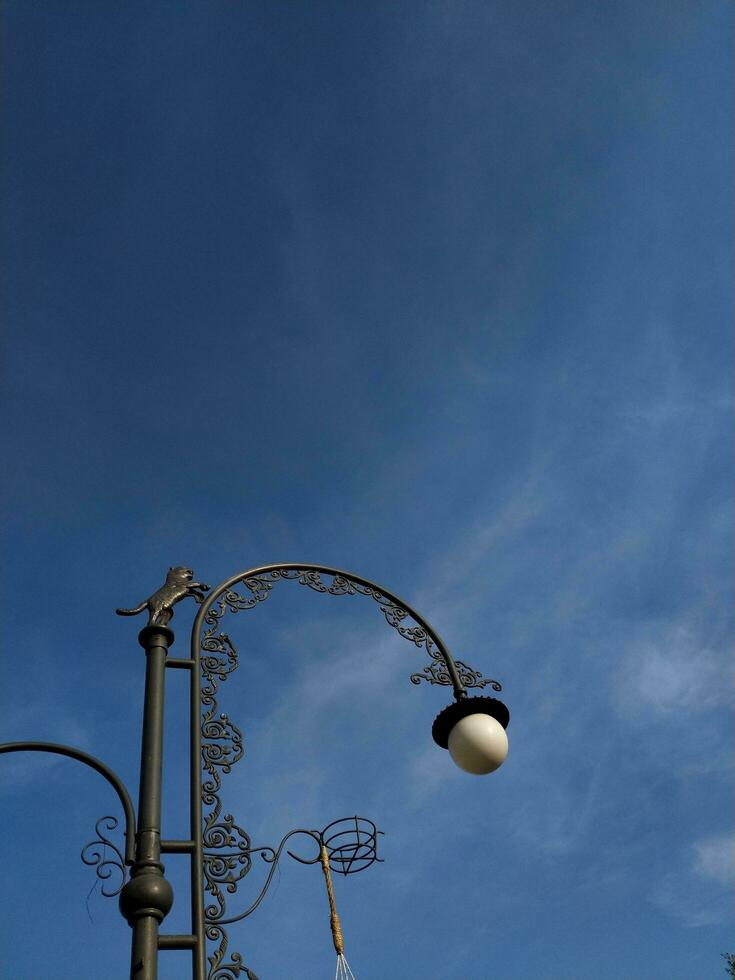 magnifique ancien style lampe Publier ouvrages d'art avec bleu ciel. photo