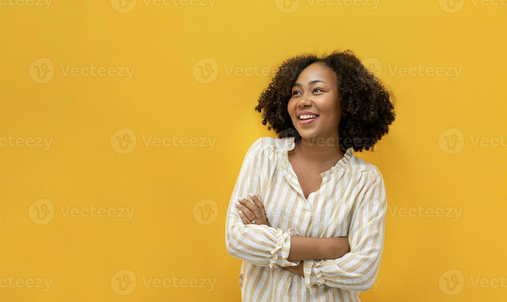 portrait studio coup de africain américain femme souriant dans décontractée tissu avec gros sourire et franchi main isolé sur Jaune Contexte pour femme au foyer et étudiant confiance concept photo