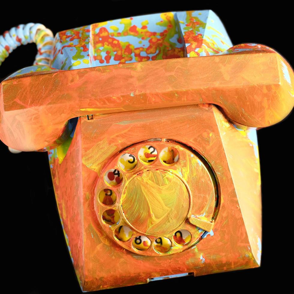 un vieux téléphone à cadran recouvert de peinture photo