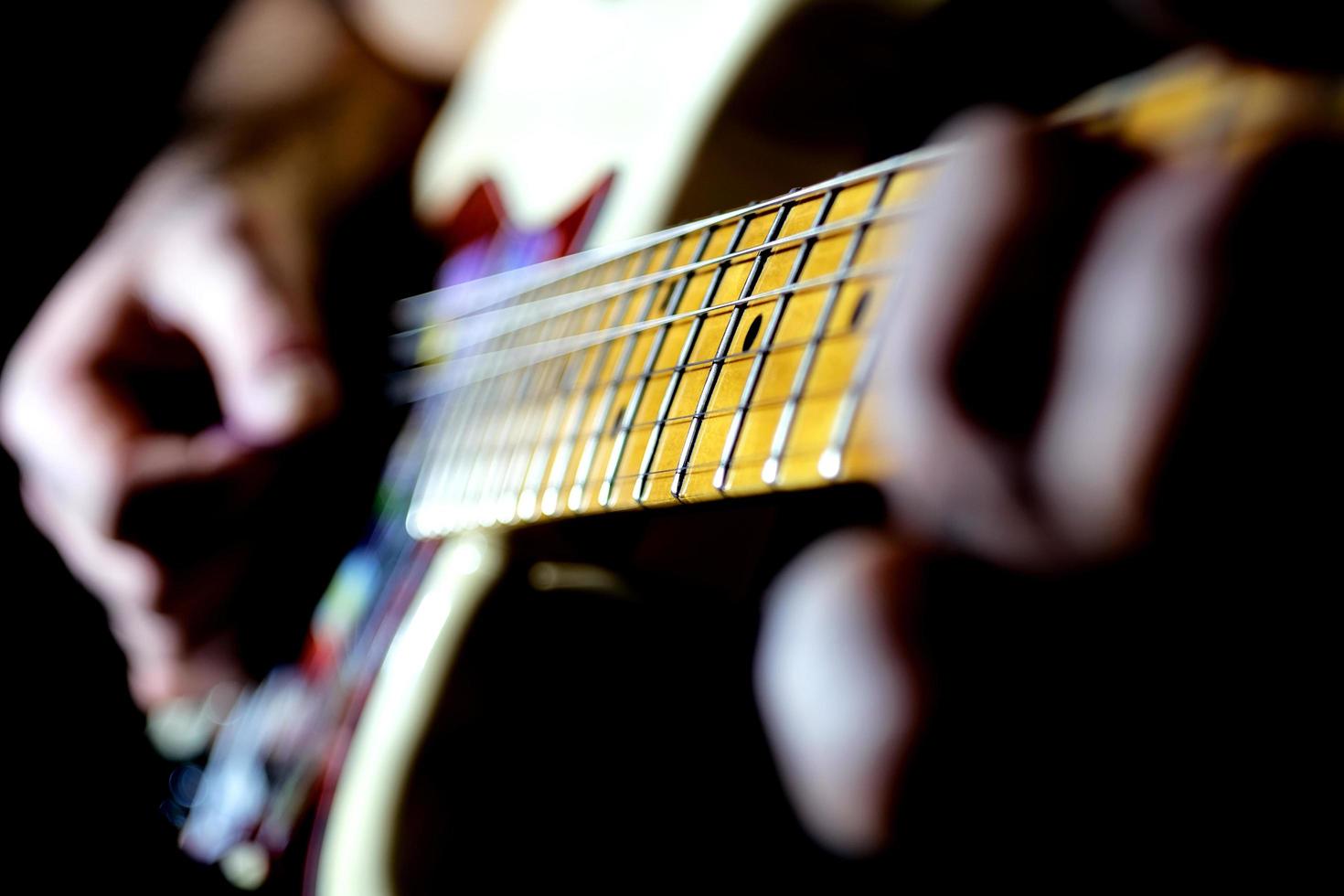 un joueur de guitare exécutant un solo photo