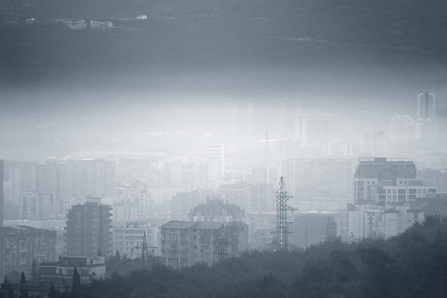 Ville fortement polluée en monochrome bleu photo